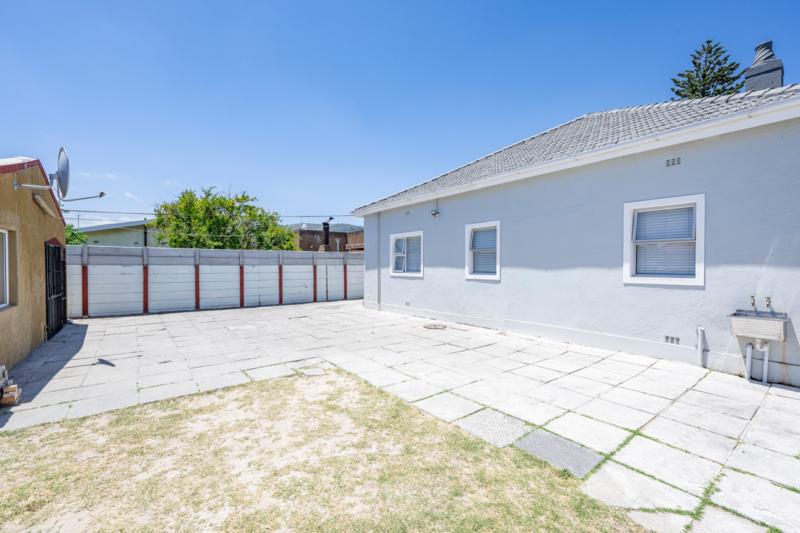 6 Bedroom Property for Sale in Glenlilly Western Cape